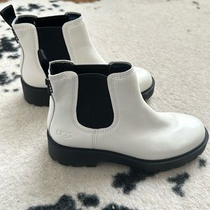 Super cute UGG Chelsea boots